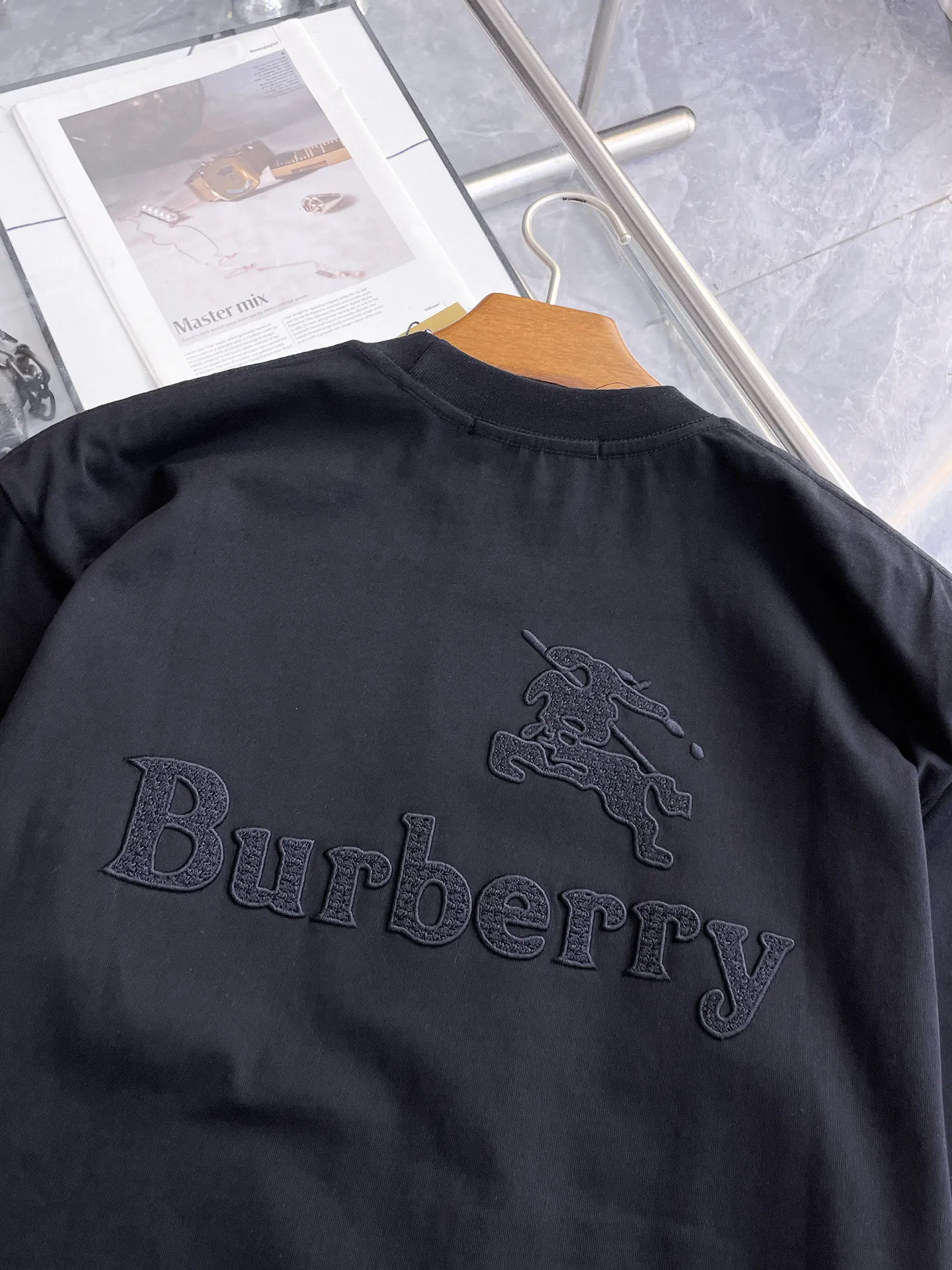 Burberry's high-end top-quality products 🐮2026 Spring and Summer New Arrival first counter, the latest New Arrival short-sleeved round neck T-shirt Premium customized design, avant-garde and fashionable! Brand logo heavy craftsmanship design Premium customized 260g fabric. Soft to the touch. Comfortable to wear. Counter-level exquisite stitching. Fine workmanship. The upper body effect is incomparably handsome! A must-have item for men and women with the same style! Sizes: S~XXL When placing an order, please state your height and weight. The maximum wearing size is 210 pounds (one size larger)